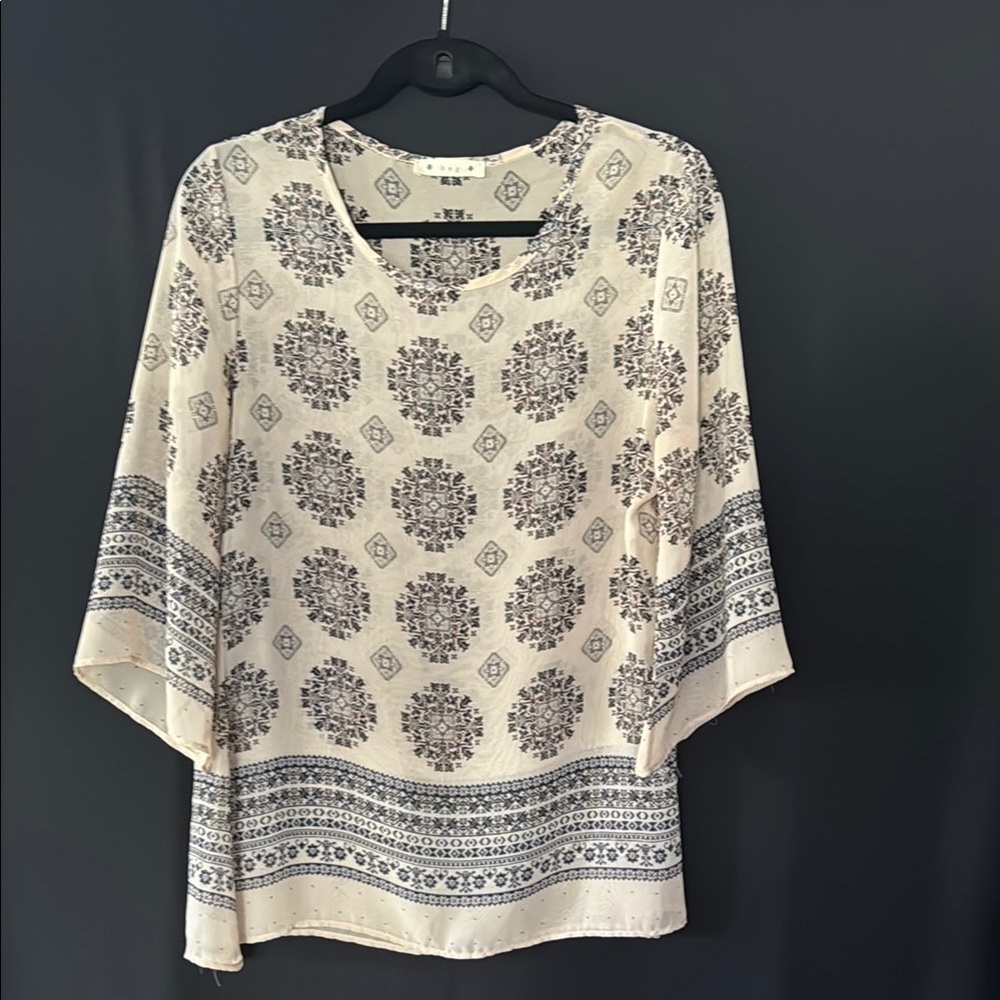 Hug Women's Cream and Black Patterned Top